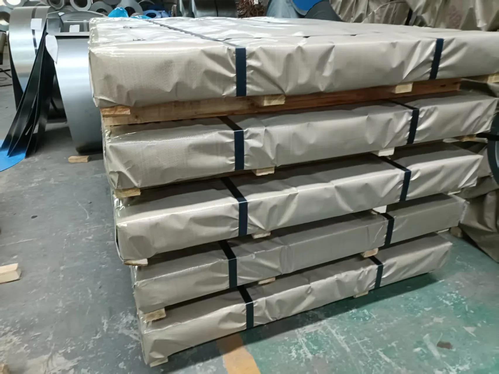 Wrapped stainless steel flat-product packs prepared for handling