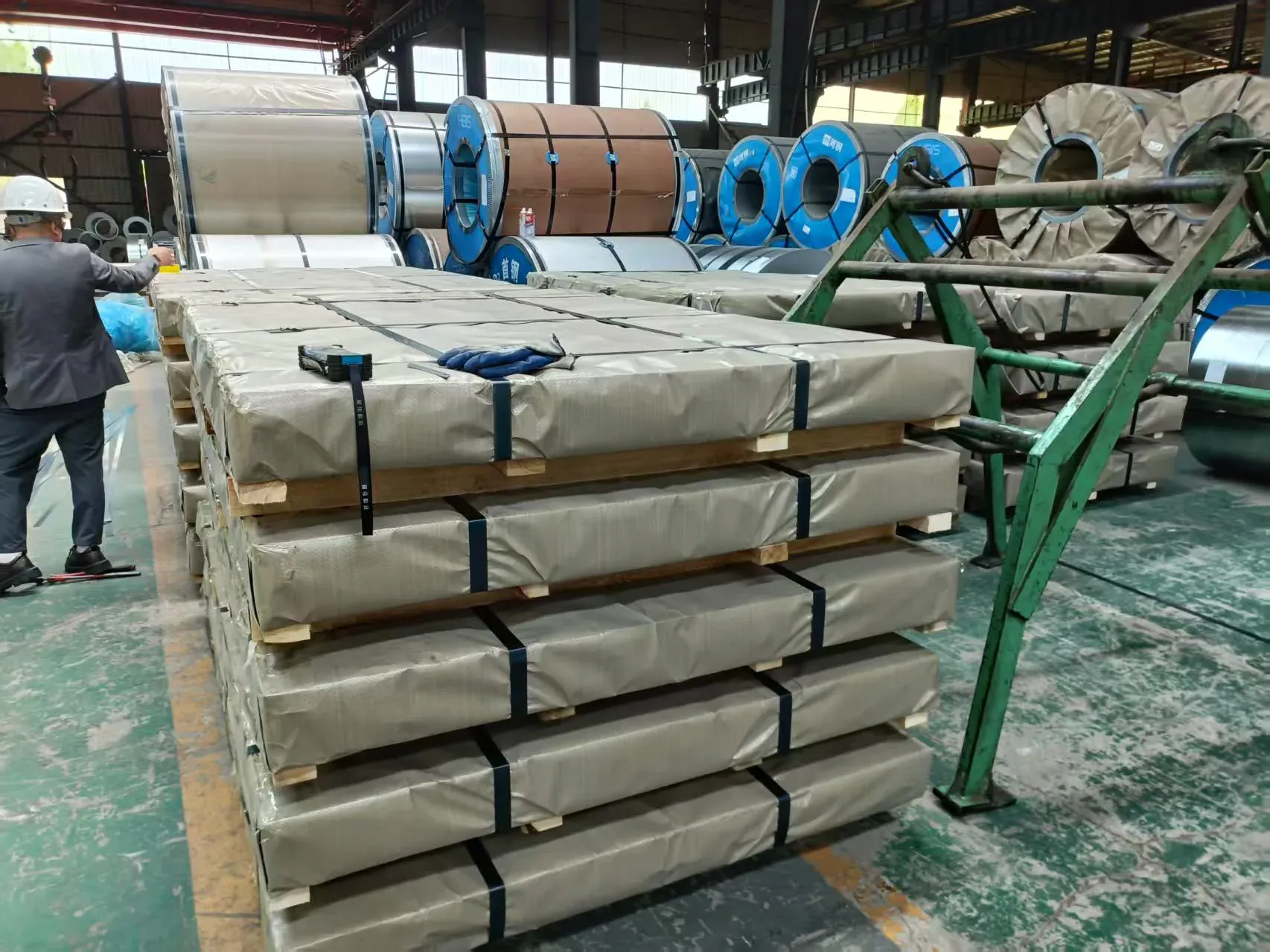 Wrapped stainless steel flat products and coils in warehouse storage