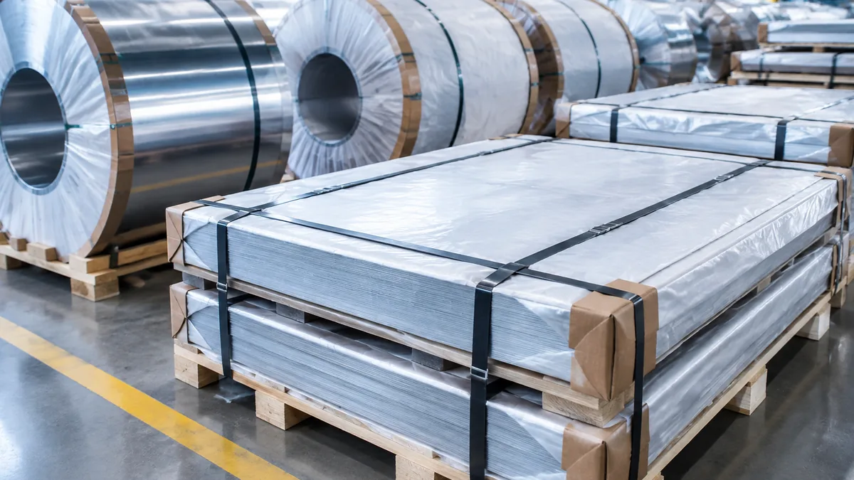 Export-packed stainless plate and pipe bundles labeled for MENA and SEA chemical-plant delivery